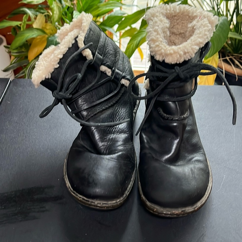 Uggs Women's Leather Shearling Black Boots Size 9